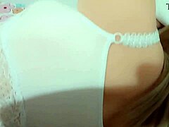 Isojen rintojen teini kokee ensimmäisen anaalikokemuksensa hardcore-videossa