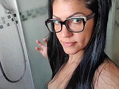 POV videó egy szexi latin nőről, aki lazít és élvezi a punciját
