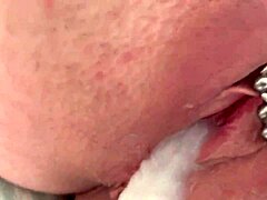 Une milf amateur se fait baiser la chatte percée et remplie de sperme
