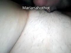 Amatérská kočka Marianahothot si natahuje svou těsnou díru do zadku