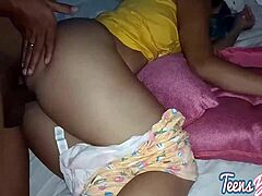 Una milf hispana se pone muy cachonda con su hijastra en un video porno Hijastra