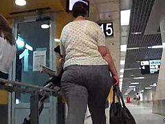 Ibu rumah tangga Sepanyol berbulu dengan pantat besar menjadi liar di kamera