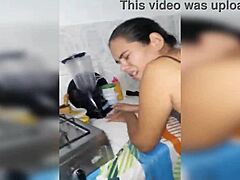 Video seks amatir menunjukkan istri selingkuh yang dientot oleh saudara tiri