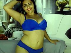 Sexy jonge Latina slet laat haar enorme borsten zien op de webcam