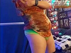 Uimitoare MILF amatoare, Steffi Hippie, își arată corpul matur și pizda