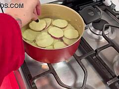 Sexi kojotka Cozy Cook ťa naučí, ako urobiť sladké zemiakové jedlo s obratom