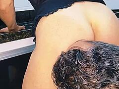 Блондинката МИЛФ Лоира получава стискане и лизане на путката си от мъжа си