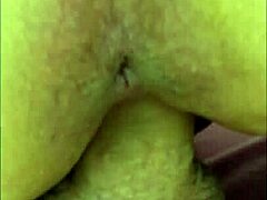 Hermosa mamá gorda llena sus agujeros maduros con sexo anal