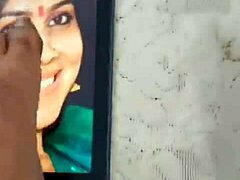 Indická milfka Sakshi dostává obličej vymrdaný a pohlazený