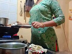 زوجة هندية هاوية تتعرض للجنس الشديد في المطبخ