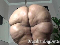Ein brasilianisches Model mit großen Hintern und einem riesigen Hintern neckt und wird hart gefickt