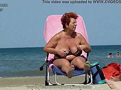 Grand-mères matures profitant de la plage