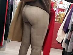 Wanita dewasa dengan pantat besar beraksi di toko kelontong