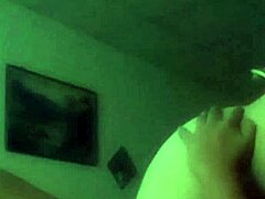 Femme mature chevauche une grosse bite dans une vidéo maison