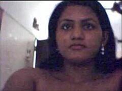 Гледайте как една къдрава индийска майка се сваля и се удовлетворява на камера - Най-горещите милфкамс