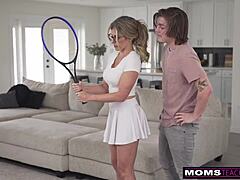 Cory Chase megtanítja mostohafiát, hogyan kell használni a farkát, mint egy teniszütőt