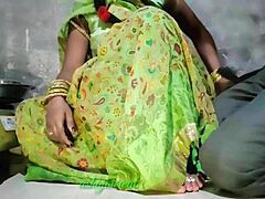Δείτε μια ώριμη Ινδή γυναίκα να κάνει μια υπέροχη πίπα στα Χίντι